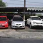 Sejumlah mobil terparkir di depan showroom penjualan mobil bekas di kawasan Depok, Rabu (1/7/2015). Menjelang Lebaran, tingkat penjualan mobil bekas hanya meningkat sekitar 10-15%. (Liputan6.com/Herman Zakharia)