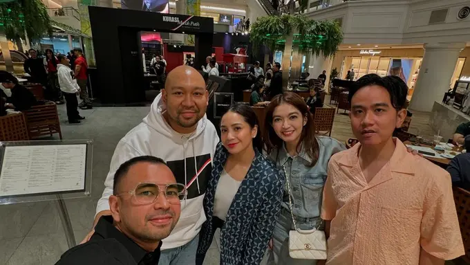 Gaya Duo Bestie Nagita Slavina dan Selvi Ananda Pakai Tas Mahal Hadiri Pameran Busana Karya Didit Hediprasetyo