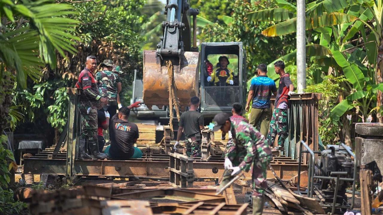 FOTO: Prajurit TNI AD Bahu Membahu Pasang Jembatan Bailey di Bireuen