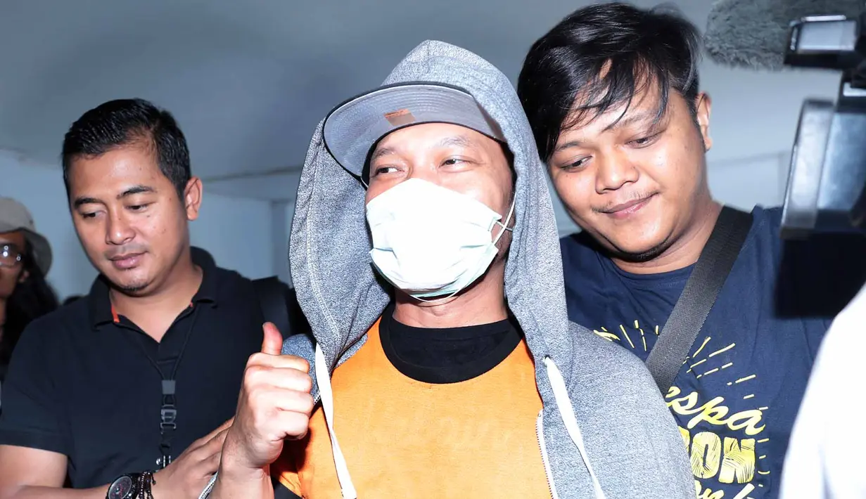 Setelah menjalani beberapa pemeriksaan, pelopor musik rap 46 tahun itu resmi ditetapkan tersangka. Menurut kuasa hukumnya, Chris Siwu, Iwa K sempat shock. (Deki Prayoga/Bintang.com)