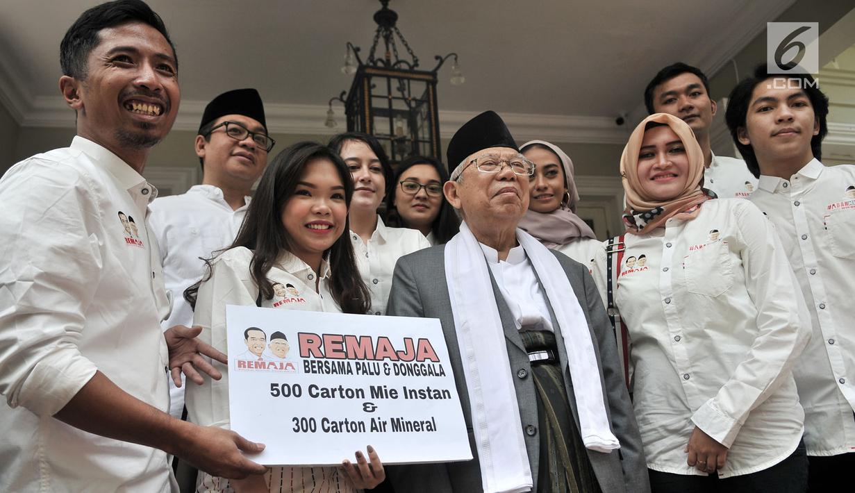 Calon Wakil Presiden nomor urut 01 Ma'ruf Amin secara simbolis menerima bantuan untuk korban gempa dan tsunami di Sulawesi Tengah dari salah satu kelompok relawan di Rumah Situbondo, Jakarta, Minggu (7/10). (Merdeka.com/Iqal S. Nugroho)