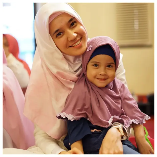 Didoakan Segera Diberi Buah Hati, Ini 6 Potret Dhini Aminarti Momong Anak Seleb
