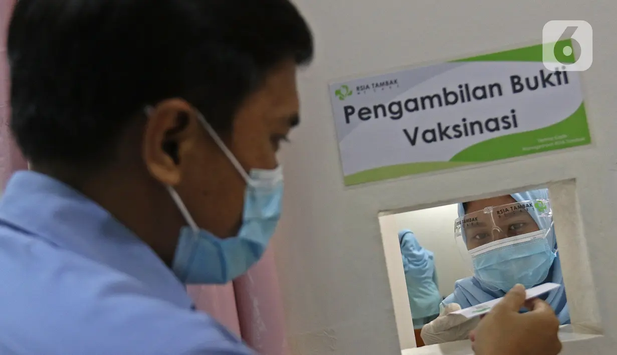 Tenaga kesehatan calon penerima vaksin mengambil bukti vaksinasi dalam simulasi pemberian vaksin COVID-19 di RSIA Tambak, Jakarta, Rabu (13/10/2021). Simulasi digelar sebagai persiapan penyuntikan vaksinasi COVID-19 tahap pertama. (Liputan6.com/Herman Zakharia)