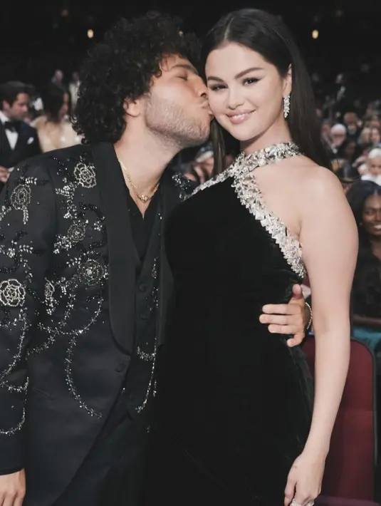 Selain itu, ia juga hadirkan gaya fashion yang semakin memikat dengan makeup nude yang dikenakannya.  [Foto: Instagram/  Selena Gomez]