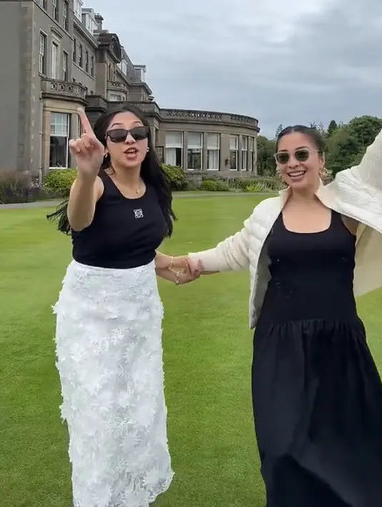 Sedangkan Nona Willy pilih padukan tanktop hitam dari Loewe dengan maxi skirt putih fringe [tiktok.com/@nikitawillyofficial]