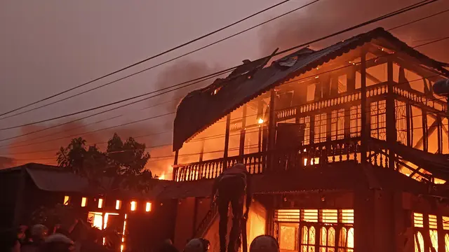Kebakaran di Jalan Sakura Manado Hanguskan 7 Bangunan, 11 KK Terdampak