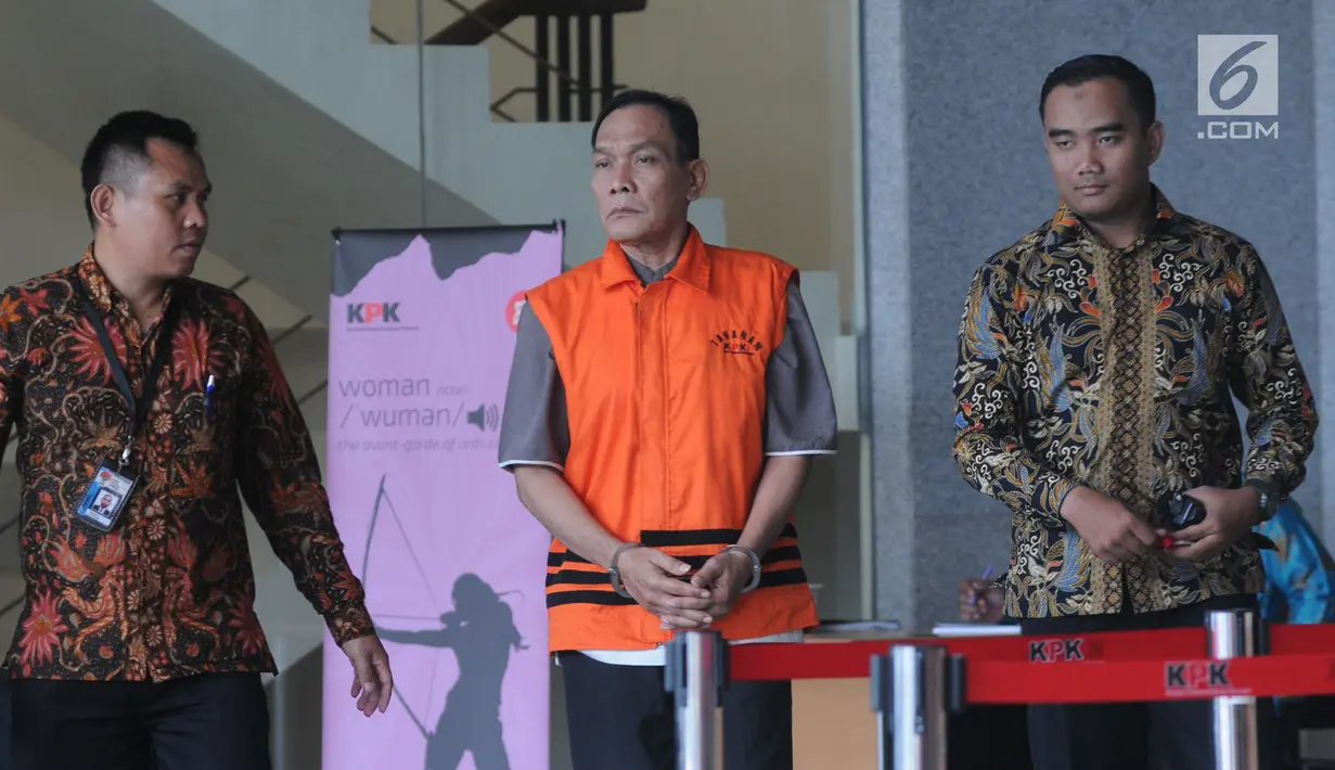 Tersangka kasus dugaan korupsi di PN Balikpapan tahun 2018, Kayat (tengah) meninggalkan gedung KPK usai diperiksa di Jakarta, Rabu (24/7/2019). Kayat diperiksa sebagai tersangka terkait menerima suap untuk membebaskan terdakwa kasus pemalsuan surat atas nama Sudarman. (merdeka.com/Dwi Narwoko)