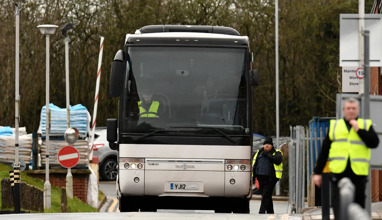 Warga negara Inggris berada di dalam bus meninggalkan Rumah Sakit Arrowe Park setelah di Wirral, Liverpool (13/2/2020). 83 warga negara Inggris yang dipulangkan dari Wuhan, China di tengah wabah coronavirus COVID-19 dapat meninggalkan rumah sakit setelah dikarantina dua minggu.(AFP Photo/Oli Scarff)