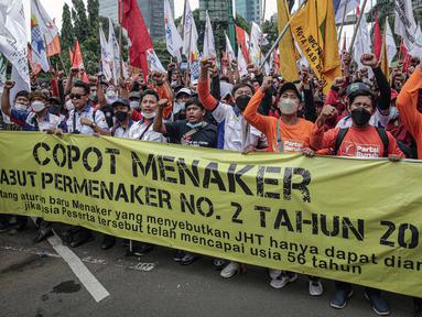 Buruh yang tergabung dalam Konfederasi Serikat Pekerja Indonesia berunjuk rasa di depan Kantor Kementerian Ketenagakerjaan, Jakarta, Rabu (16/2/2022). Buruh menuntut Permenaker Nomor 2 Tahun 2022 yang mengatur JHT baru bisa dicairkan pada usia 56 tahun segera dicabut. (Liputan6.com/Faizal Fanani)