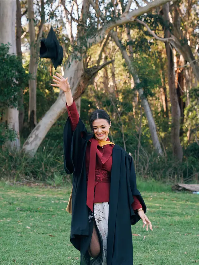 Tanpa Kebaya, Amanda Rawles Tampil Menyala dengan Blouse Merah Saat Wisuda di Sydney