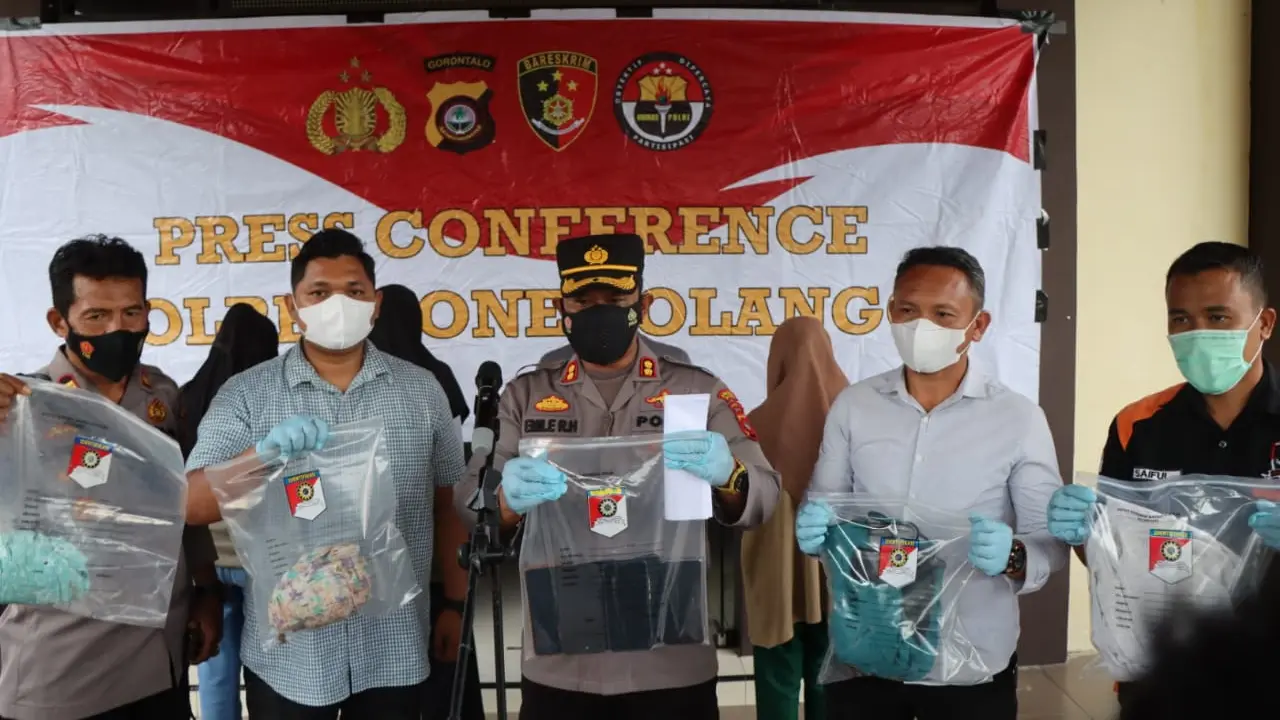 Kapolres Bone Bolango saat menggelar Konference Pers kasus aborsi (Arfandi/Liputan6.com)