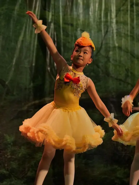 <p>Foto tersebut merupakan aksi penampilan Thalia Putri Onsu di atas panggung. [Foto: instagram.com @thaliaputrionsu]</p>