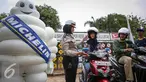 Petugas menerangkan program kampanye Road Safety "Tunjukkin Safetymu! Ayo Uji SIM", di Jakarta, Sabtu (19/9/2015). Program ini Bertujuan untuk menjaga keselamatan dan terhindar dari kecelakaan lalu lintas. (Liputan6.com/Faizal Fanani)