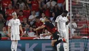 Pemain Real Madrid, Federico Valverde dan Aurelien Tchouameni menyaksikan pemain Mallorca, Vedat Muriqi mencetak gol dalam pertandingan La Liga 2024/2025, Senin (19/8/2024) dini hari WIB. (AP Photo/Francisco Ubilla)