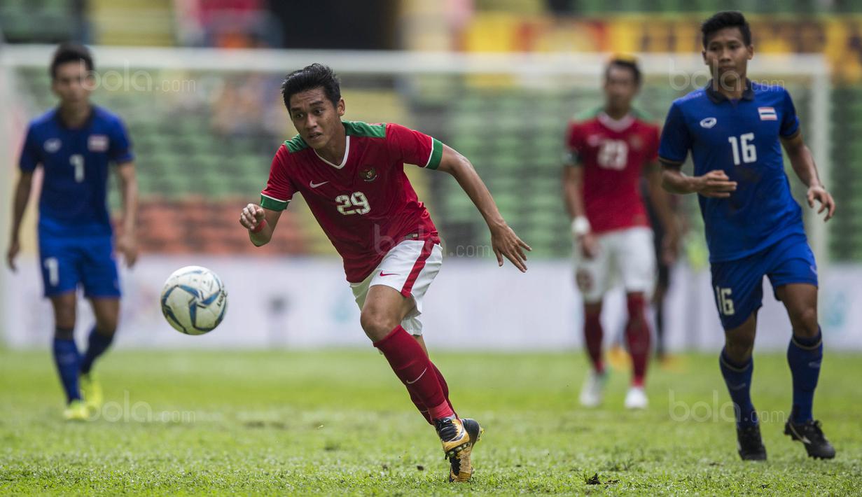 Gelandang Timnas Indonesia, Septian David, menggiring bola saat melawan Thailand pada laga SEA Games di Stadion Shah Alam, Selangor, Selasa (15/8/2017). Kedua negara bermain imbang 1-1. (Bola.com/Vitalis Yogi Trisna)