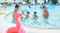 Ilustrasi quality time bersama keluarga dengan aktivitas berenang. (Sumber foto: Pexels.com).