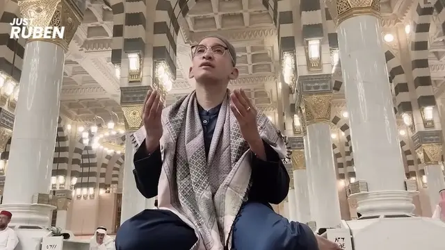 Potret Ruben Onsu Jalani Umroh Perdana Usai Mualaf