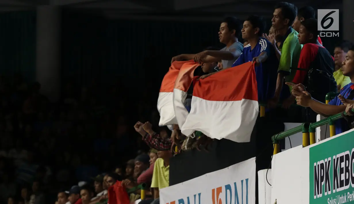 Suporter Timnas voli putra Indonesia membentangkan bendera saat  menyaksikan laga Indonesia melawan Jepang di Semifinal Kejuaraan Voli Asia 2017 di GOR Tri Dharma, Gresik, Senin (31/7). Indonesia kalah 3-0. (Liputan6.com/Helmi Fithriansyah)