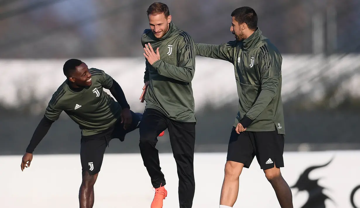 Pemain Juventus, Benedikt Howedes, Kwadwo Asamoah dan Sami Khedira, saat sesi latihan jelang laga Liga Champions di kompleks training center Juventus, Selasa (21/11/2017). Juventus akan berhadapan dengan Barcelona. (AFP/Marco Bertorello)
