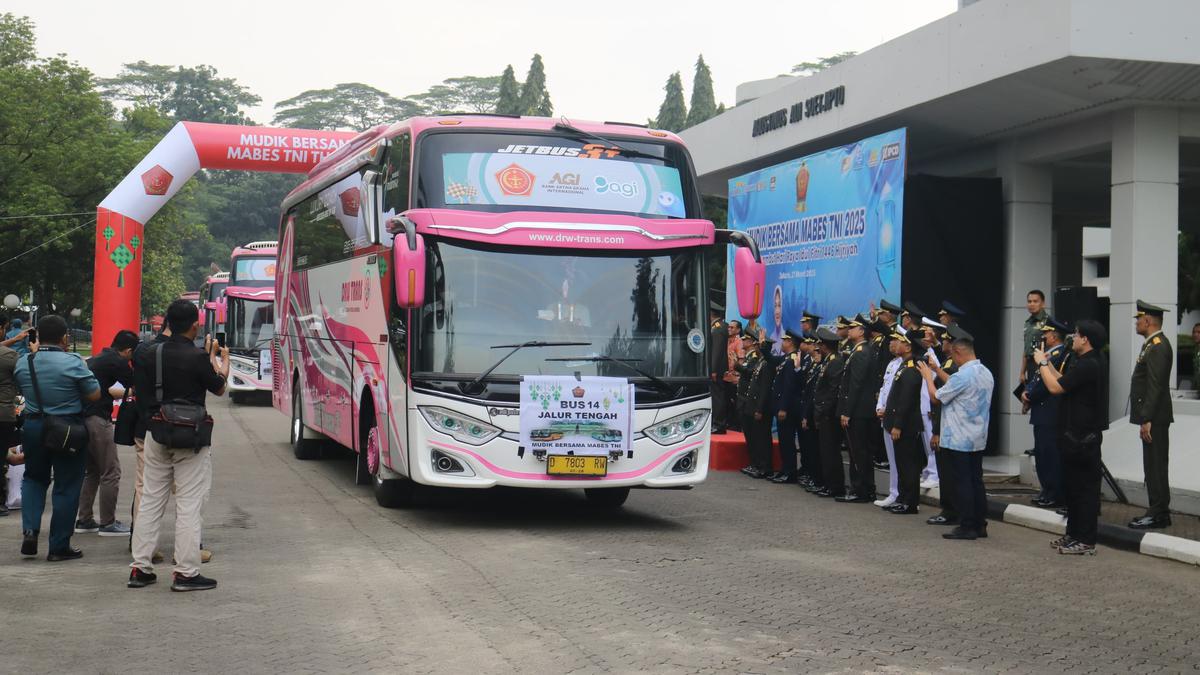 Panglima Lepas Mudik Gratis Lebaran 2025 untuk Keluarga Besar Mabes TNI di Cilangkap