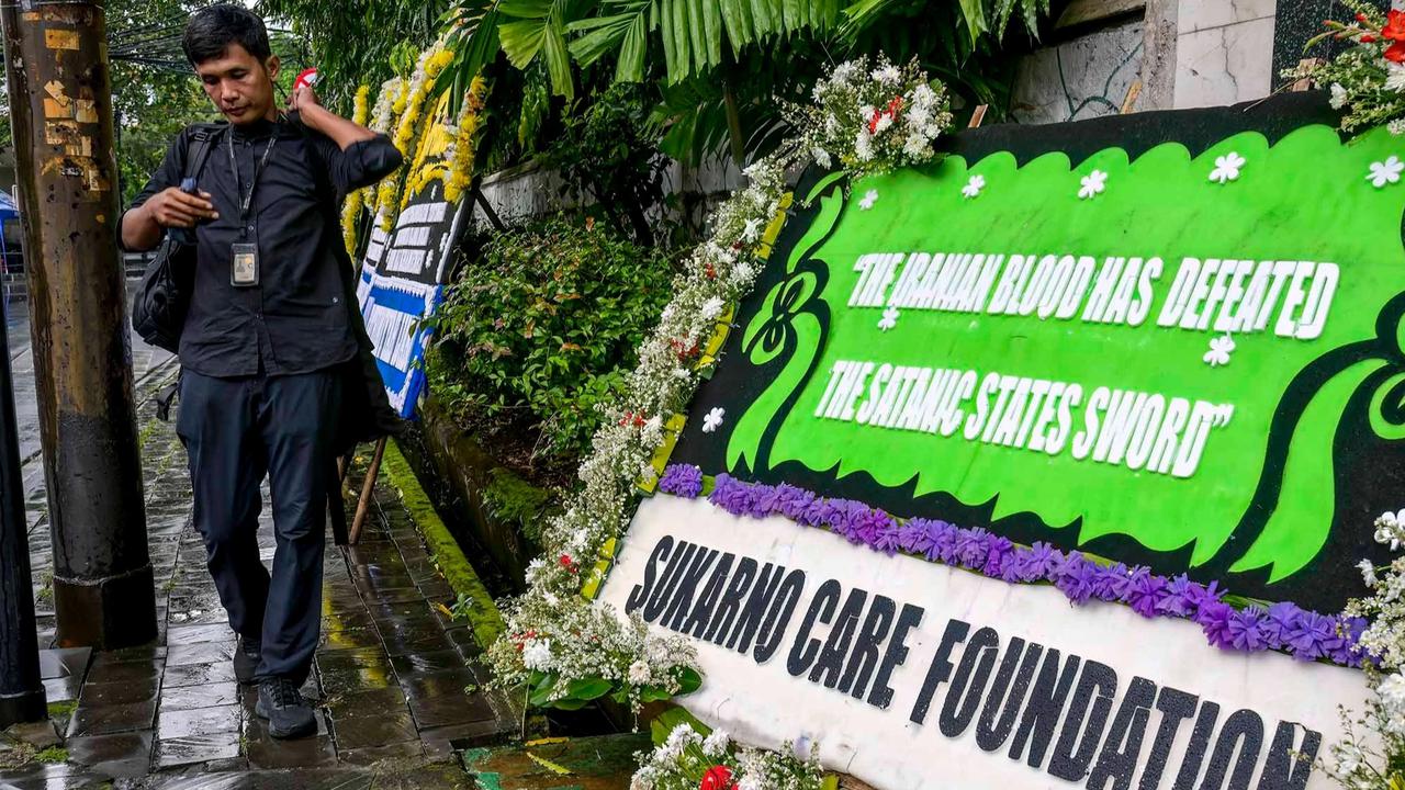 FOTO: Karangan Bunga Duka Cita untuk Ayatollah Ali Khamenei di Jakarta