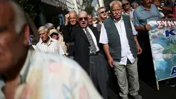 Seorang kakek tampil necis ketika melakukan long march bersama para pensiunan ke kantor Perdana Menteri Alexis Tsipras, di Athena, Senin (3/10). Aksi ini untuk memprotes pemotongan tunjangan pensiun oleh pemerintah Yunani. (REUTERS / Alkis Konstantinidis)