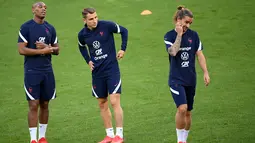 Pemain timnas Prancis, Anthony Martial, Luca Digne dan Antoine Griezmann menghadiri sesi latihan di Stadion Groupama, dekat Lyon, Senin (6/9/2021). Prancis akan berhadapan dengan Finlandia dalam lanjutan Kualifikasi Piala Dunia 2022 zona Eropa Grup D, Rabu (8/9) dinihari. (FRANCK FIFE / AFP)