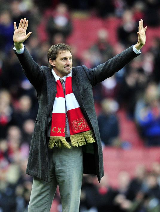 Namun kedatangan Arsene Wenger membuat bek tangguh tersebut berubah. Tony lambat laun menjadi lebih adem sosok leader yang mampu memimpin rekannya di setiap pertandingan. (AFP/Glyn Kirk)