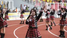 Grup vokal JKT48 hibur penonton laga persahabatan antara Bhayangkara FC dan FC Tokyo di Stadion Utama Gelora Bung Karno (GBK), Senayan, Jakarta, Sabtu (27/1). (Liputan6.com/Faizal Fanani)