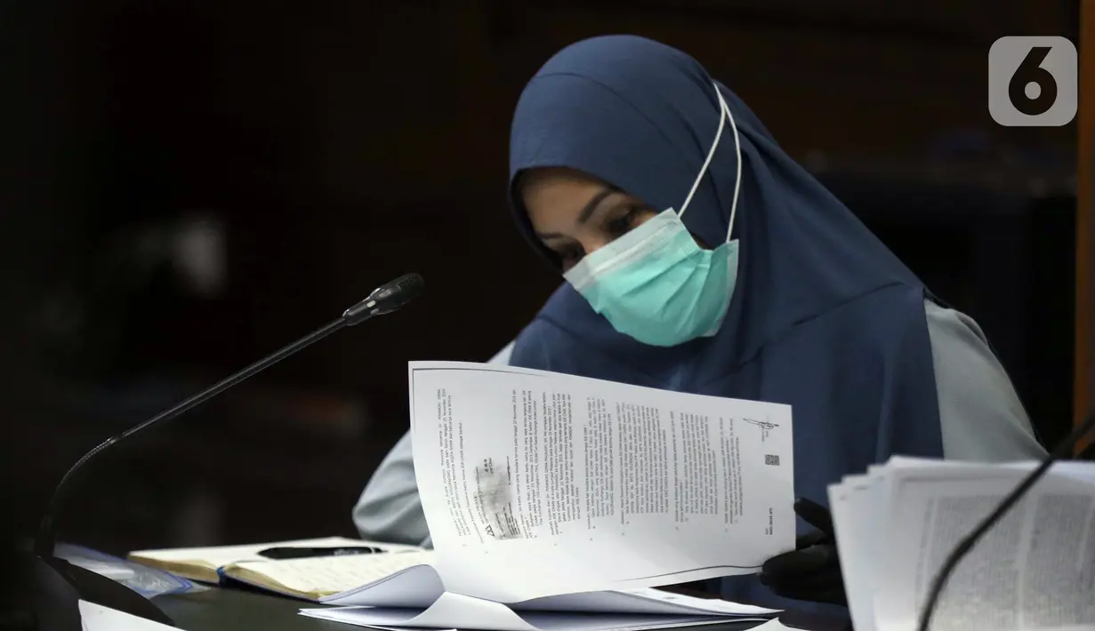 Terdakwa suap dan tindak pidana pencucian uang terkait pengurusan fatwa Mahkamah Agung untuk Djoko S Tjandra, Pinangki Sirna Malasari saat sidang di Pengadilan Tipikor Jakarta, Senin (7/12/2020). Sidang mendengar keterangan saksi, salah satunya Andi Irfan Jaya. (Liputan6.com/Helmi Fithriansyah)