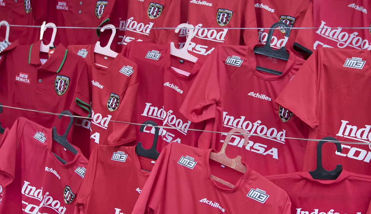 Deretan jersey dari Bali United yang dijual disekitar Stadion I Wayan Dipta, Gianyar, Bali, Kamis (3/9/2015). (Bola.com/Vitalis Yogi Trisna)