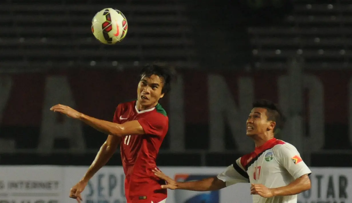 Gelandang timnas Indonesia U-23, Paulo Sitanggang (kiri) berebut bola dengan pemain Timor Leste di laga kualifikasi grup H Piala Asia 2016 di Stadion GBK Jakarta, (27/3/2015). Indonesia U-23 unggul 5-0 atas Timor Leste. (Liputan6.com/Helmi Fithriansyah)