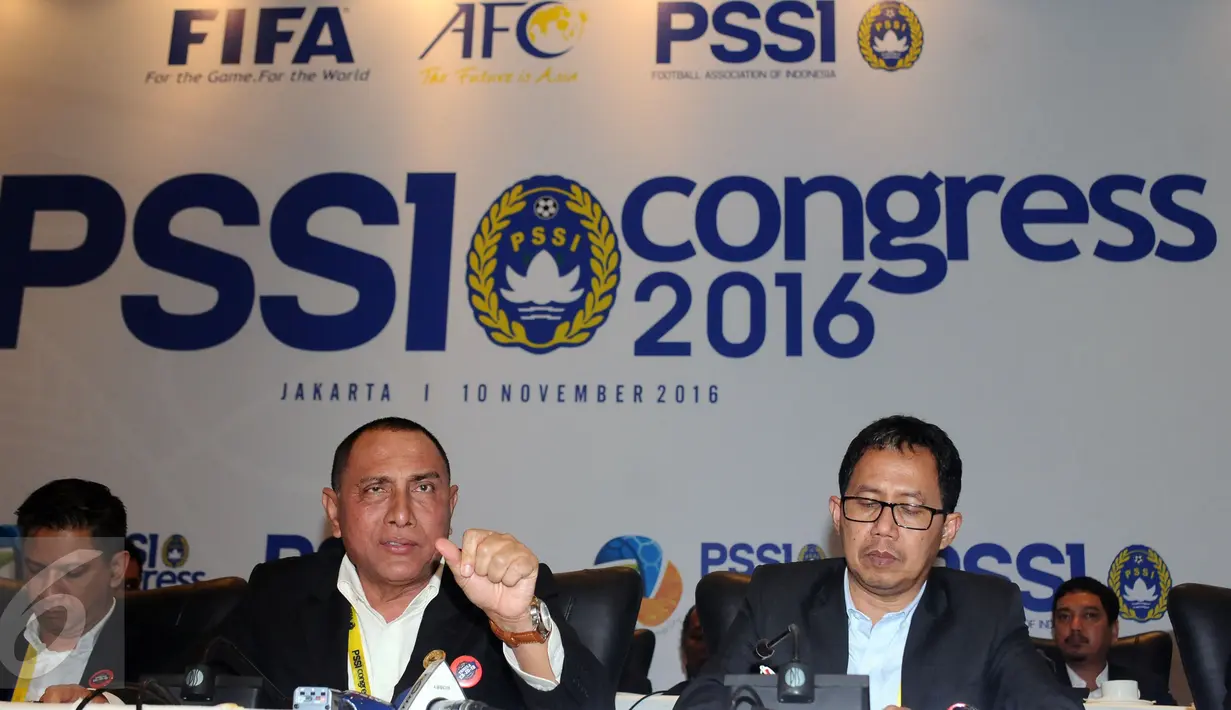 Ketua Umum PSSI, Edy Rahmayadi (kedua kiri) memberi keterangan usai penutupan kongres biasa di Jakarta, Kamis (10/11). Edy Rahmayadi menjadi Ketua Umum PSSI 2016-2020 setelah meraih suara 76 dari 107 pemilik hak suara. (Liputan6.com/Helmi Fithriansyah)