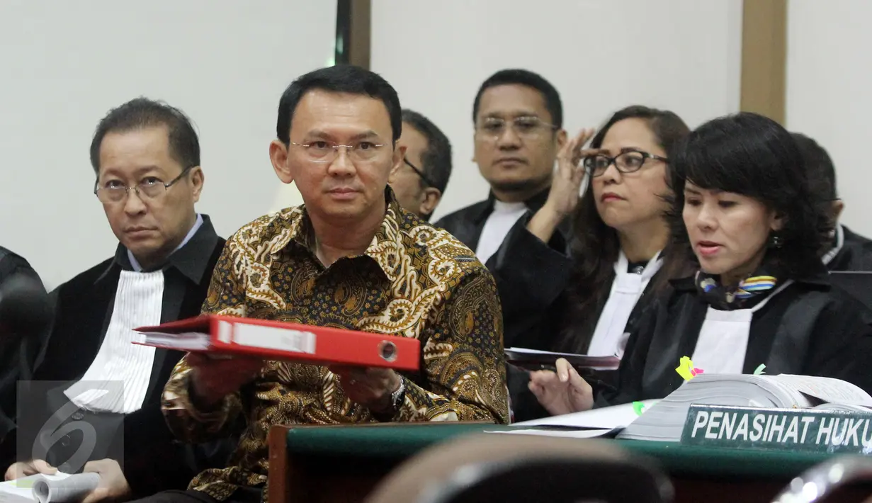 Gubernur DKI Jakarta nonaktif, Basuki T Purnama bersama kuasa hukumnya menjalani persidangan Lanjutan di Kementan, Jakarta Selatan, Selasa (17/1). Sidang ke-6 mendengarkan empat keterangan saksi dari pihak penuntut umum. (Liputan6.com/Resa Esnir/Pool)