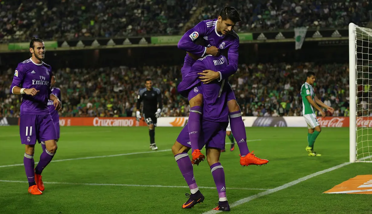 Para pemain Real Madrid merayakan gol yang dicetak Cristiano Ronaldo saat melawan Real Betis pada laga La Liga di Stadion Benito Vilamarin, Seville, Minggu (15/10/2016). Madrid menang 6-1 atas Betis. (Reuters/Marcelo Del Pozo)