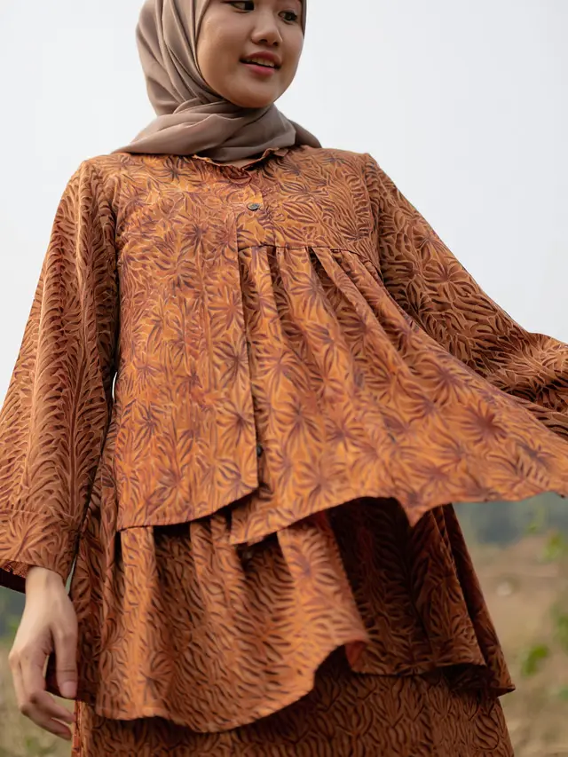 Model Atasan Batik Wanita Hijab Sederhana untuk Acara Outdoor