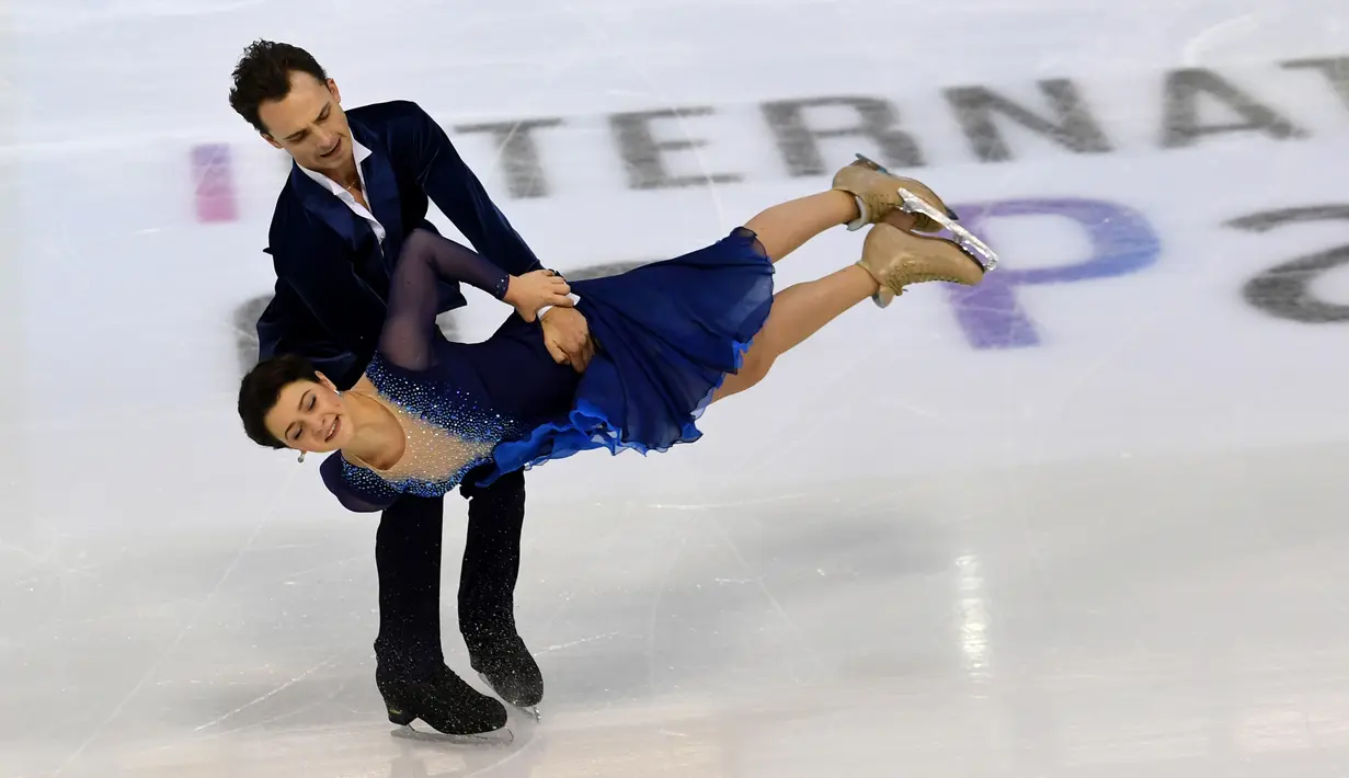 Pasangan atlet Figure Skating, Natalia Kaliszek dan Maksym Spodyriev dari Polandia tampil menunjukkan gerakan selama bersaing dalam kategori ajang Grand Prix Internationaux de France di Grenoble, Prancis, Sabtu (18/11). (AFP PHOTO / JEAN-PIERRE CLATOT)