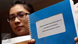  ICW melaporkan Kepala BPK Perwakilan DKI Jakarta berinisial EDN yang diduga menyalahgunakan wewenangnya untuk kepentingan pribadi terkait lahan di TPU Pondok Kelapa, di Gedung BPK, Jakarta, Rabu (11/11). (Liputan6.com/Immanuel Antonius)