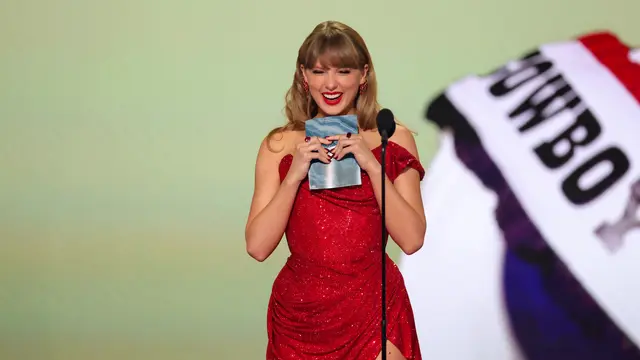 Taylor Swift Merah Menyala di Panggung Grammy 2025, Rantai di Paha Bikin Salfok