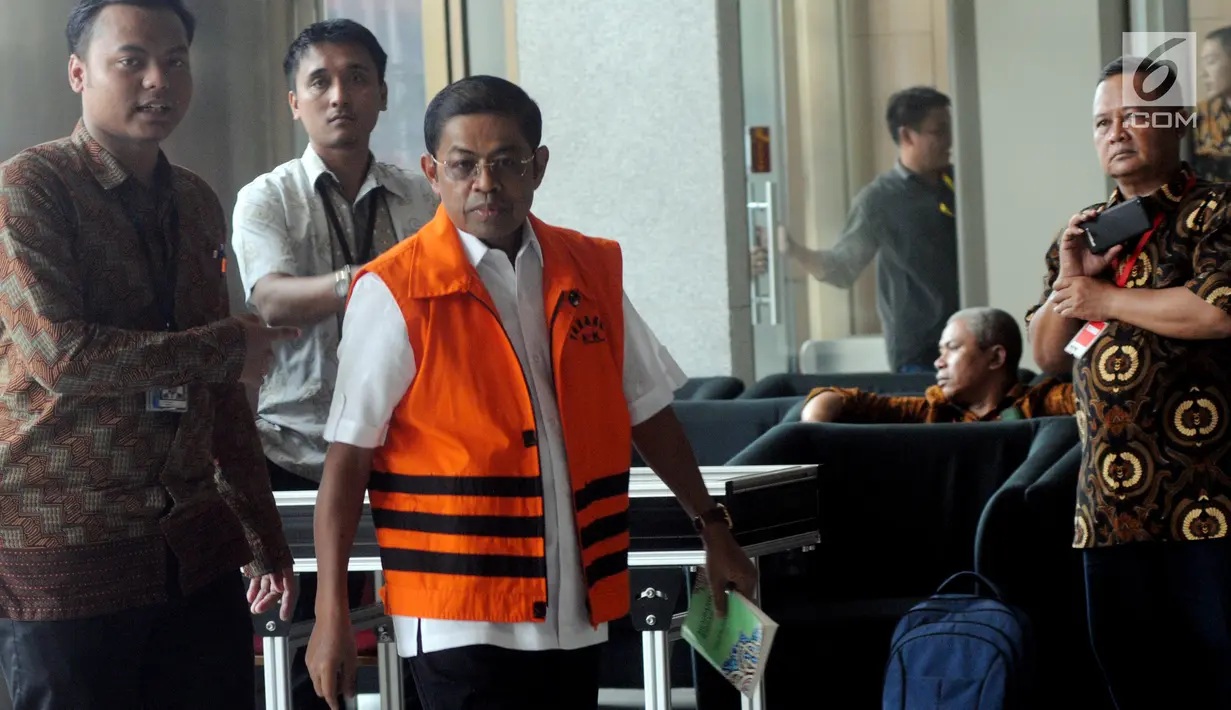 Mantan Menteri Sosial, Idrus Marham tiba untuk menjalani pemeriksaan di Gedung KPK, Jakarta, Jumat (16/11). Idrus Marham diperiksa sebagai tersangka dalam kasus suap kesepakatan kontrak kerja sama pembangunan PLTU Riau-1. (Merdeka.com/Dwi Narwoko)