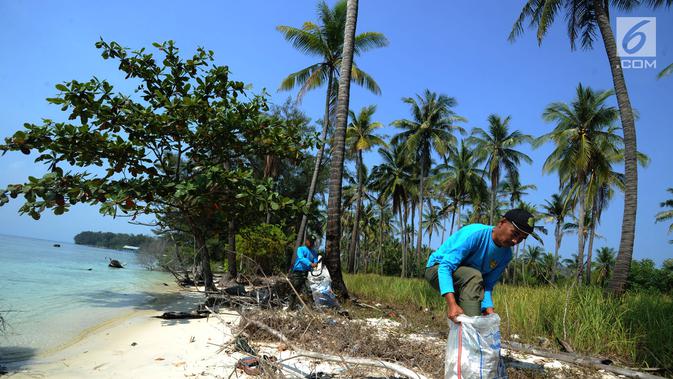 Penjaga pulau membersihkan pantai usai melakukan upacara bendera menghadap laut dalam rangka HUT ke-74 RI di Pulau Sangiang, Banten, Minggu (18/8/2019). Dalam kegiatan ini juga dilakukan akbir bersih pantai dengan memungut sampah-sampah di seputaran pantai. (merdeka.com/Arie Basuki)