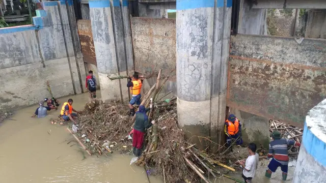 Para petugas Operasi dan Pemeliharaan (OP) Jaringan Irigasi saat membersihkan sampah di bendungan kali Kidangan, Kelurahan Jepon, Kabupaten Blora. (Liputan6.com/Ahmad Adirin)