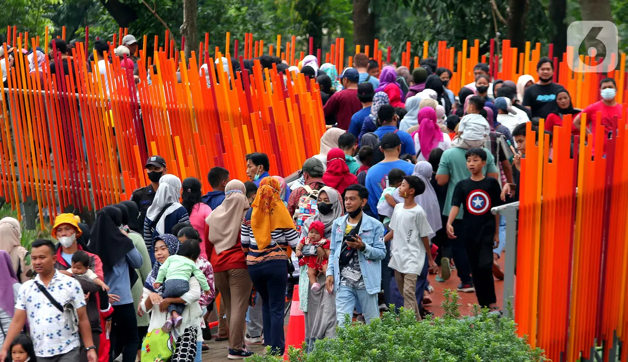 Masyarakat memadati taman bermain Tebet Eco Park di Jakrata Minggu (22/5/2022). Usai Presiden Joko Widodo  memberikan kelonggaran atas penggunaan masker banyak masyarakat mulai memadati area ruang terbuka untuk menghabiskan waktu bersama keluarga di akhir pekan. (Liputan6.com/Angga Yuniar)