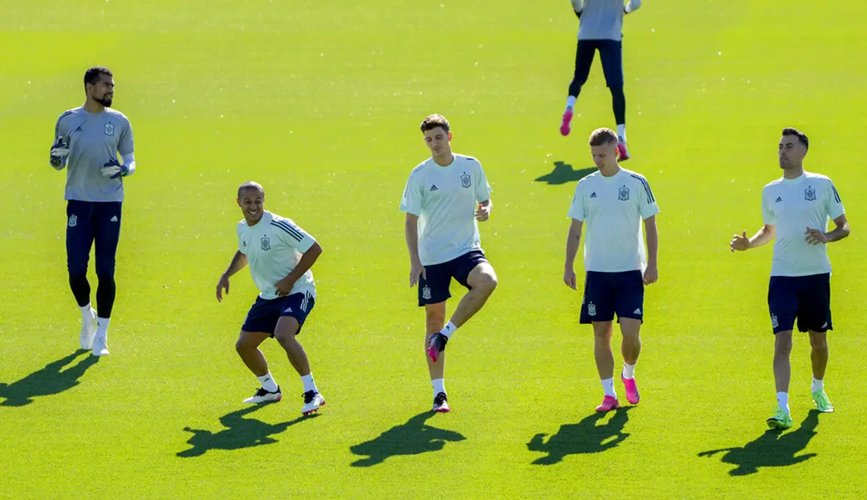 Para pemain Spanyol menghadiri sesi latihan tim di Las Rozas Madrid, Spanyol, Senin (5/7/2021). Spanyol akan bermain melawan Italia pada pertandiangan semifinal Euro 2020. (AP Photo/Manu Fernandez)
