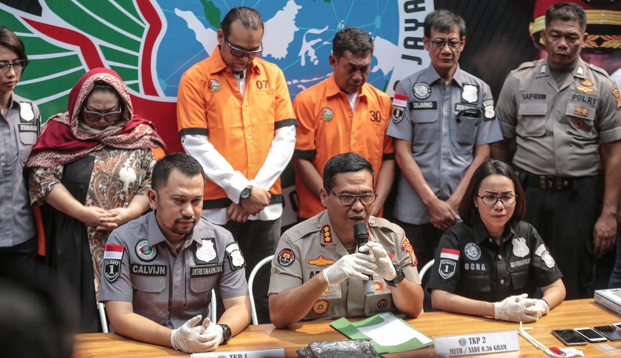 Kabid Humas Polda Metro Jaya Kombes Argo Yuwono (tengah) memberikan keterangan terkait kasus narkoba yang menjerat komedian Tri Retno Prayudati alias Nunung di Polda Metro Jaya, Jakarta, Senin (22/7/2019). Nunung dan suami July Jan Sambiran ditangkap karena kasus narkoba. (Liputan6.com/FaizalFanani)