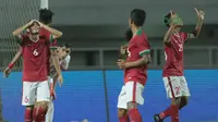 Para pemain Timnas Indonesia U-23 saat melawan Bahrain pada laga PSSI Anniversary Cu 2018 di Stadion Pakansari, Bogor, (26/4/2018). Bahrain menang 1-0. (Bola.com/Nick Hanoatubun)