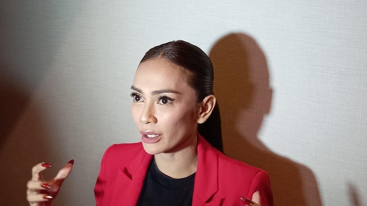 "Di film ini aku ada interaksi sama ular. Tadinya aku jijik banget sama ular, udah bilang ke sutradara juga kalau aku jijik. Cuma akhirnya saat reading demi totalitas, aku interaksi sama ular di tempat reading. Dan akhirnya aku sayang beneran sama ular it