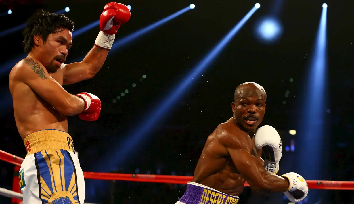 Manny Pacquiao melakukan bertahan dari serangan Timothy Bradley dalam pertarungan kelas welter WBO di MGM Arena, Las Vegas, AS, Sabtu (9/4/2016). (Reuters/Mark J. Rebilas-USA Today Sports)