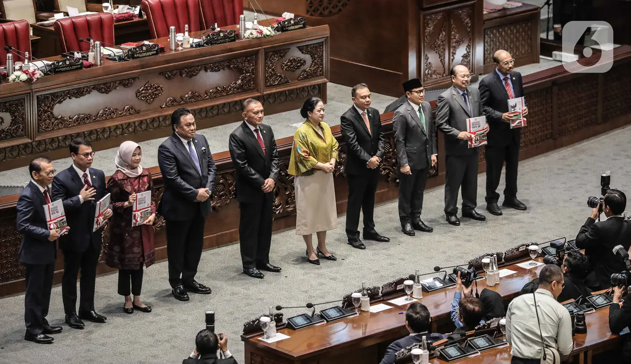 Ketua DPR Puan Maharani berfoto bersama Wakil Ketua DPR Muhaimin Iskandar, Lodewijk Freidrich Paulus, Rachmad Gobel serta ketua BPK RI, Ketua KY, pimpinan MPR RI, pimpinan DPD RI dan Hakim Agung Syamsul Maarif yang mewakili MA. (Liputan6.com/Faizal Fanani)