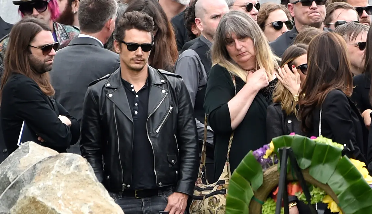 James Franco (kedua kiri) saat menghadiri upacara pemakaman Chris Cornell di Hollywood Forever Cemetery di Los Angeles, AS (26/5). (Photo by Chris Pizzello/Invision/AP)